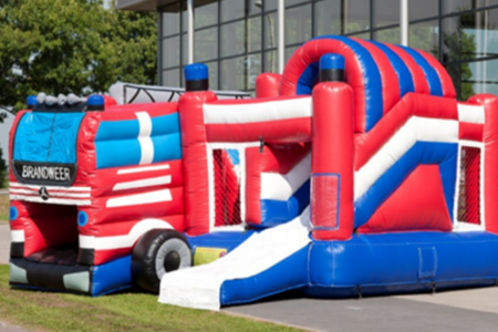 Brandweer Multiplay <br>Omschrijving: Grote luchtkussen als brandweerwagen.<br>Afmeting: 500cm x 500cm x 300cm (Lengte x breedte x hoogte) Prijs: € 90,00 incl. btw / per dag