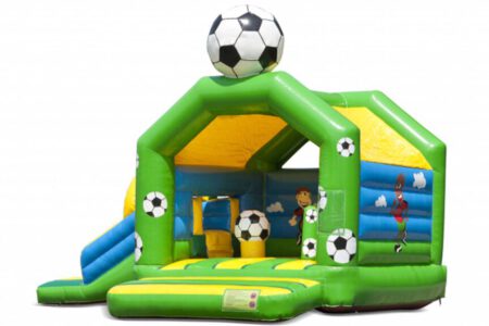 Voetbal Multifun<br>Omschrijving: Springkussen met glijbaan en een grote bal op het dak.<br>Afmeting: 520cm x 670cm x 460cm (Lengte x breedte x hoogte) Prijs: € 85,00
incl. btw / per dag