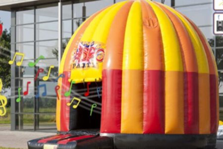 Discokussen<br>Omschrijving: Net als in de disco maar dan bij u in de tuin.<br>Afmeting: 620cm x 500cm x 450cm (Lengte x breedte x hoogte) Prijs: €110,00 incl. btw / per dag