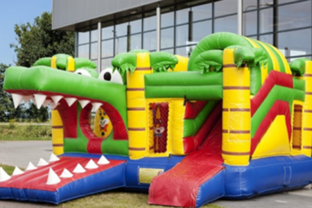 Krokodil multiplay<br>Omschrijving: Grote krokodillen springkussen.<br>Afmeting: 600cm x 500cm x 300cm (Lengte x breedte x hoogte) Prijs: € 90,00 incl. btw / per dag