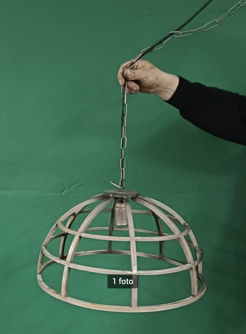 Hoogte is 26cm, diameter lamp is 30cm,
Prijs = €65,-